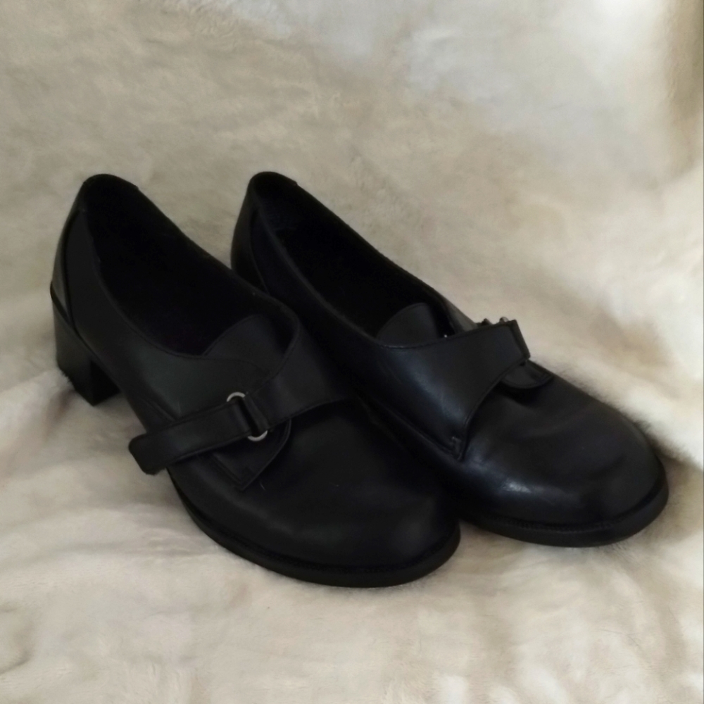 Croft and barrow size 9 woman's leather dress shoe in very great condition!!